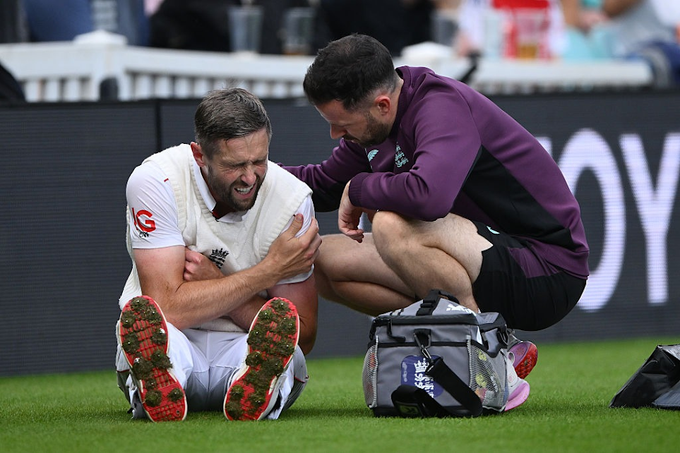 woakes comes out bat with sling