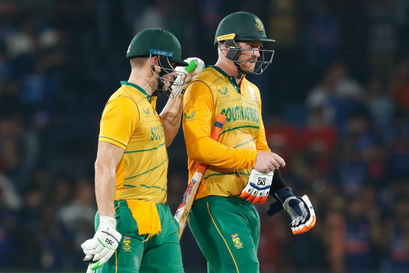 David Miller congratulates Heinrich Klaasen after the latter's fantastic knock vs India.