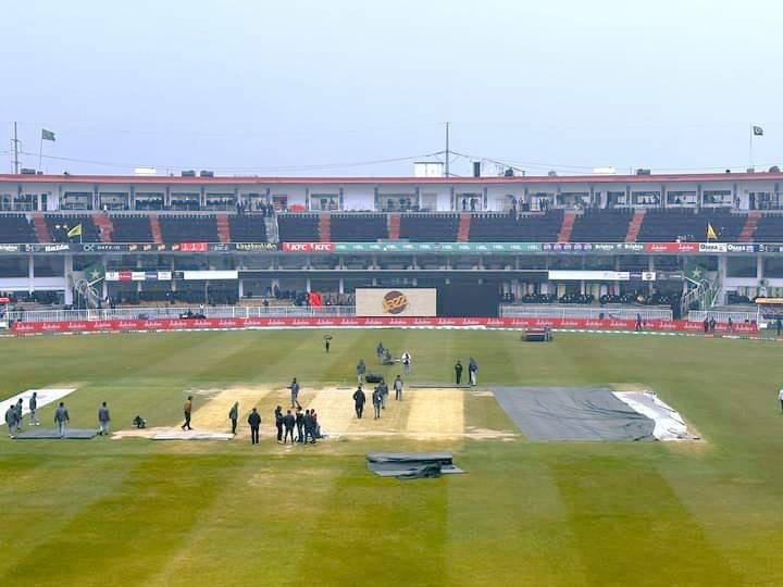 PSL 2024 | Twitter reacts to PSL fans’ unique ways of beating the rain amidst game delay